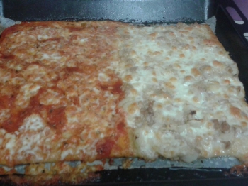 Pizza metà margherita e metà al tonno e cipolla
